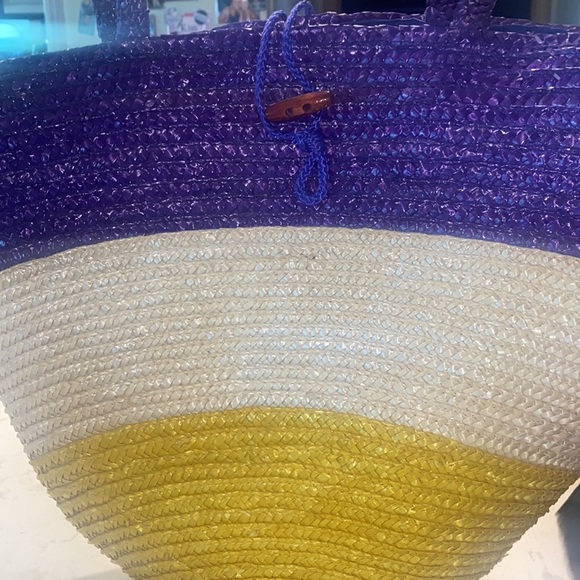 Like new! Beautiful Straw Purse! - Picture 2 of 4